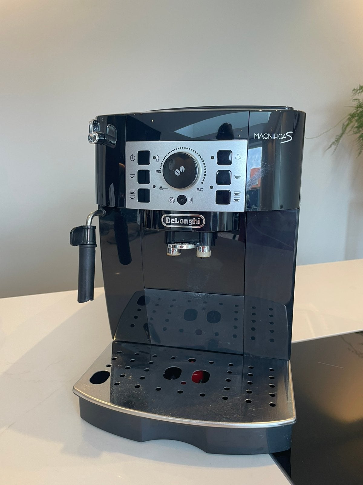 De'Longhi Magnifica S, Witgoed en Apparatuur, Koffiezetapparaten, Stoompijpje, Espresso apparaat, Zo goed als nieuw, Koffiebonen