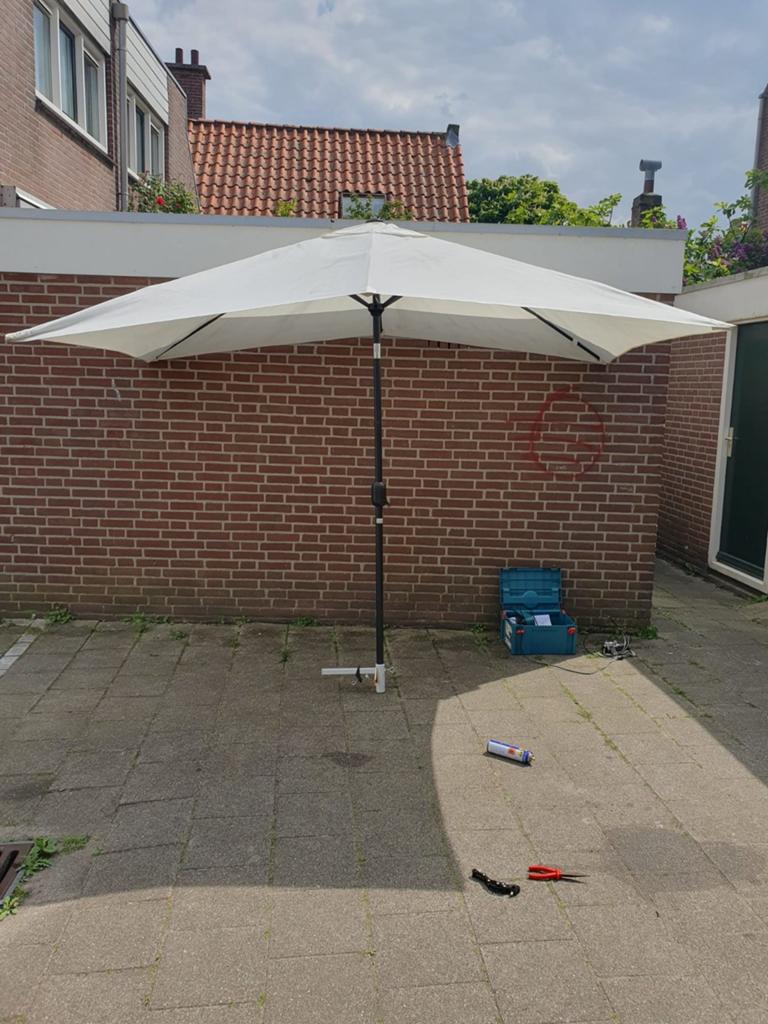 Parasol voor balkon of tuin met voet en steun, Ophalen, Zo goed als nieuw, 2 tot 3 meter