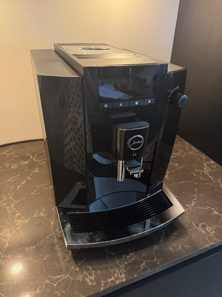 Jura E4 met 1 jaar garantie, Ophalen, Afneembaar waterreservoir, Gebruikt, Koffiemachine