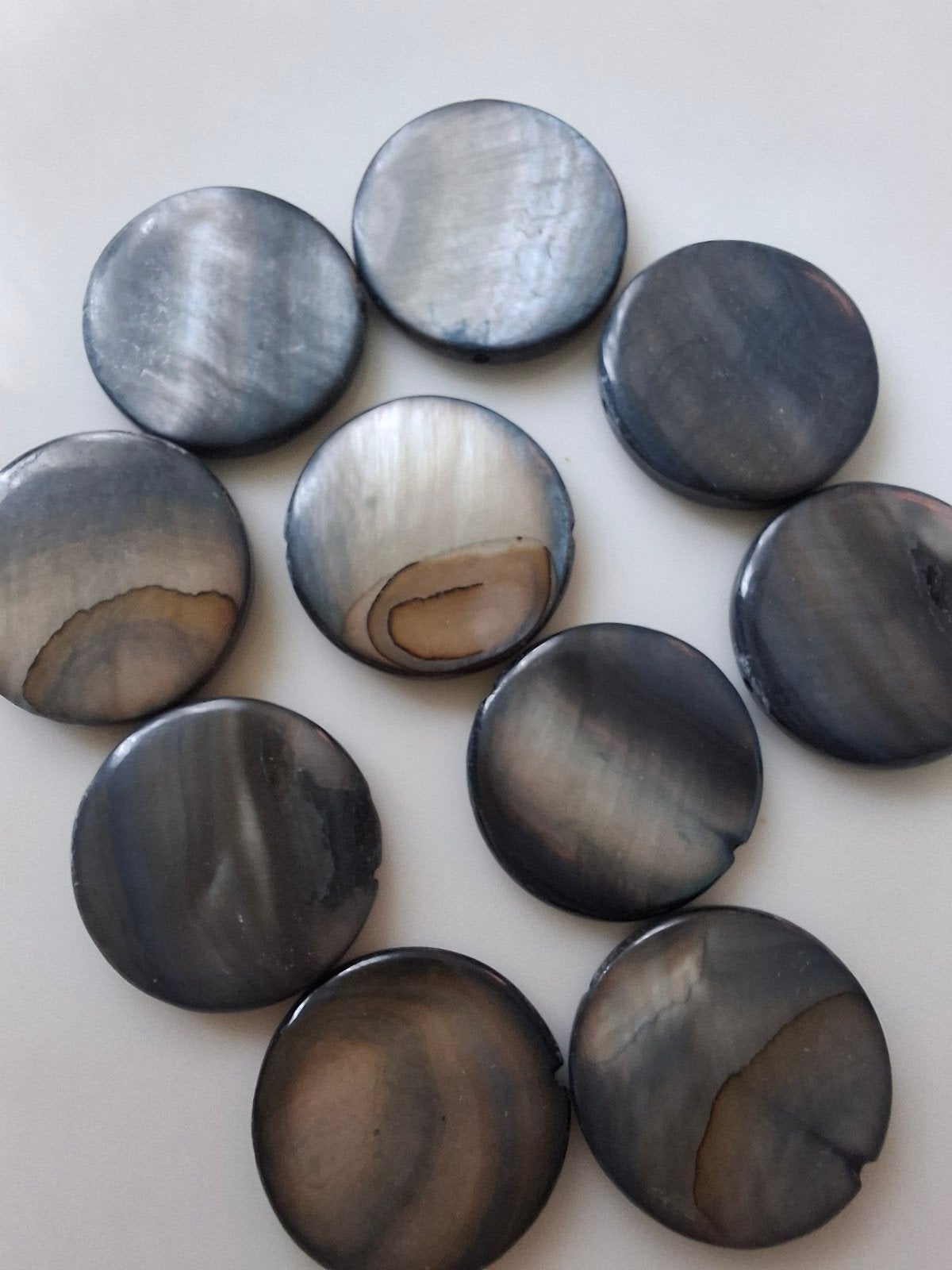 10 stuks schelp kralen plat rond grijs wit beige, Kraal, -, -, Ophalen of Verzenden