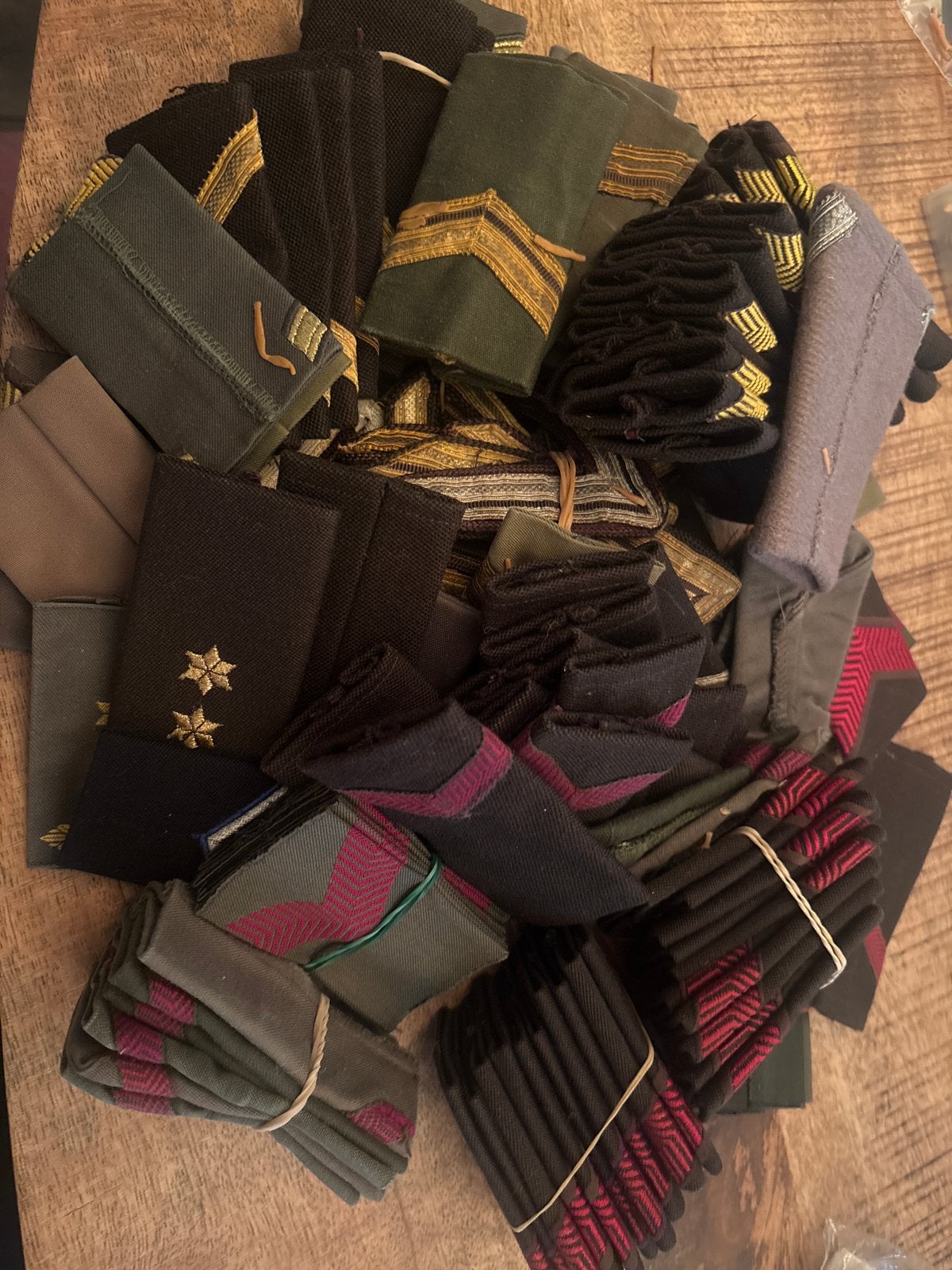 Lot oude schuifpassanten KL en rangstrepen, Ophalen of Verzenden, Landmacht, Nederland, Embleem of Badge