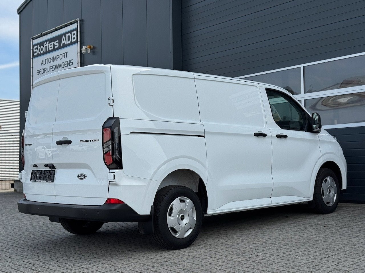 Ford Transit Custom 300 2.0 TDCI L1H1 Trend 136pk | CarPlay, Voorwielaandrijving, Zwart, 4 cilinders, Wit