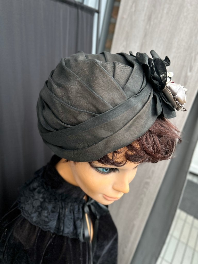 Vintage Zwarte dames hoed, maat 57, met mooie speld, Zo goed als nieuw, X, One size fits all, Ophalen of Verzenden