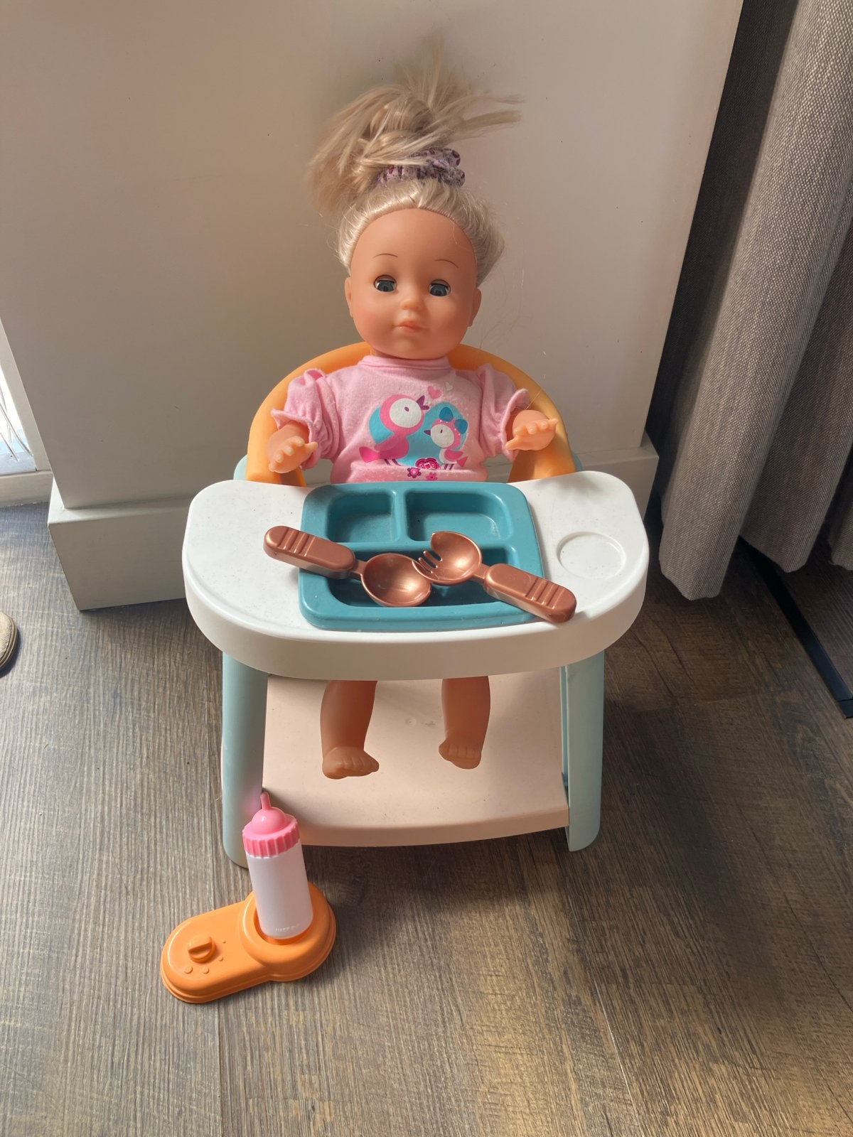 Pratende pop met kinderstoel en accessoires, Ophalen of Verzenden, Zo goed als nieuw, Babypop