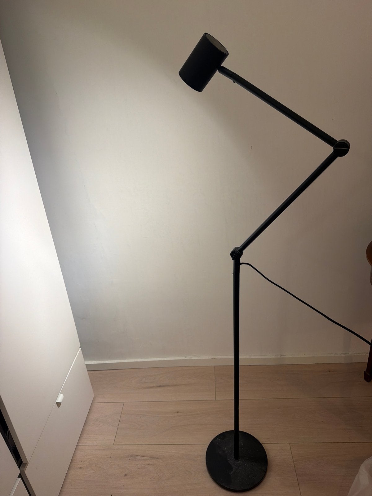 Moderne zwarte vloerlamp met verstelbare arm, Ophalen, E27 (groot), Zo goed als nieuw, Metaal