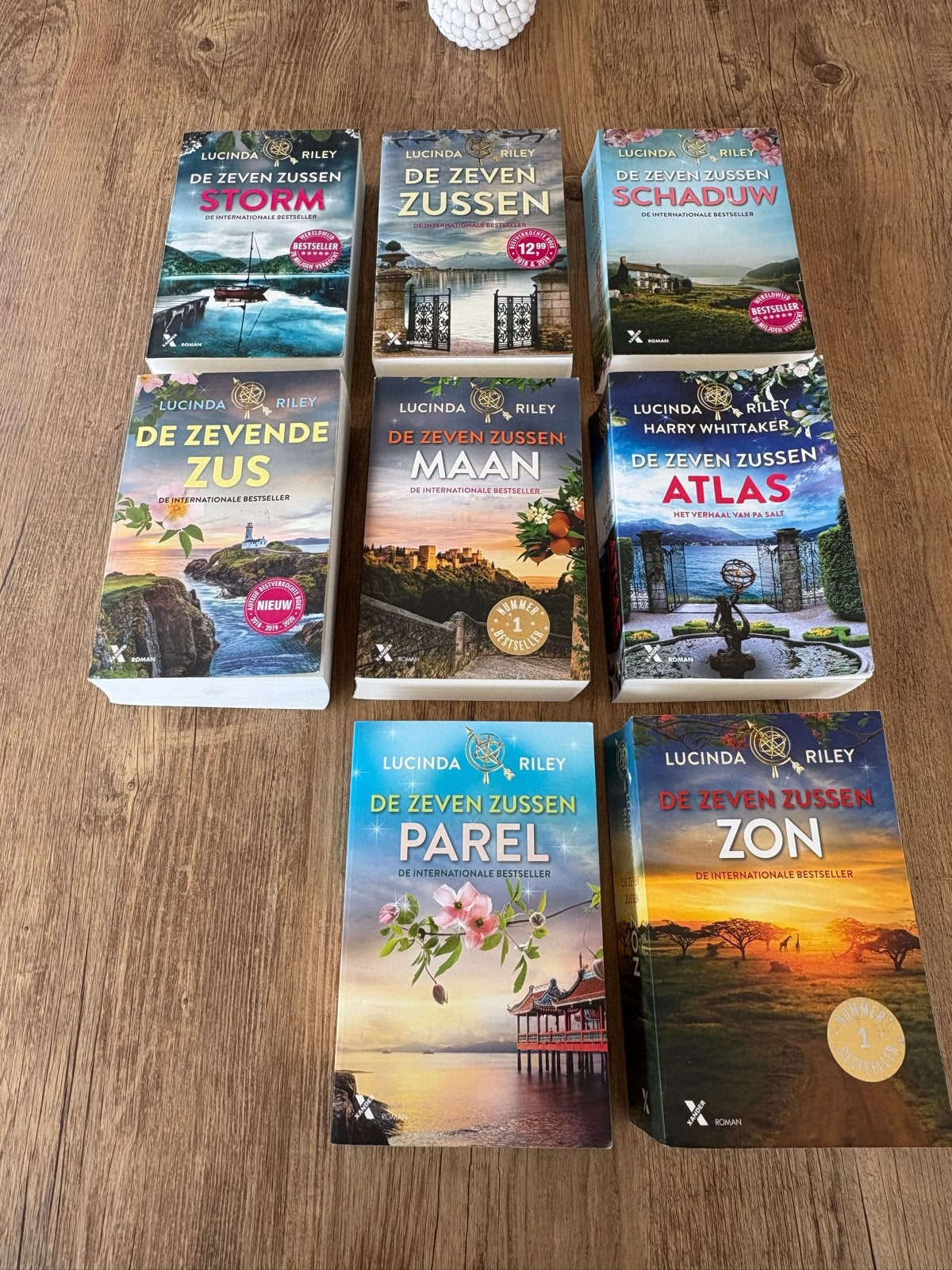 De Zeven Zussen serie - Lucinda Riley (8 boeken), Ophalen of Verzenden, Zo goed als nieuw, Europa overig
