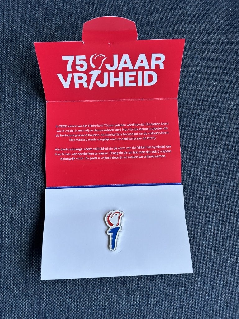 Vrijheidspin - PIN fakkel - 75 jaar Vrijheid, Verzamelen, Speldjes, Pins en Buttons, Ophalen, Nieuw, Figuurtje, Speldje of Pin