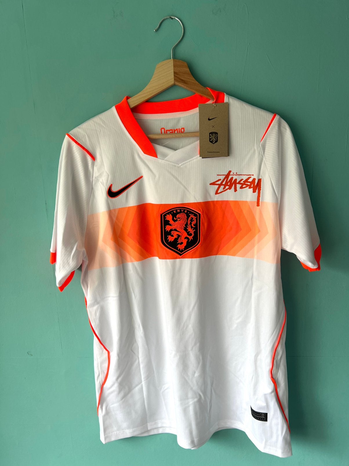 Nederlands elftal uitshirt WK 2026 Stüssy  Maat M, Maat 48/50 (M), Nieuw, Oranje, Ophalen of Verzenden