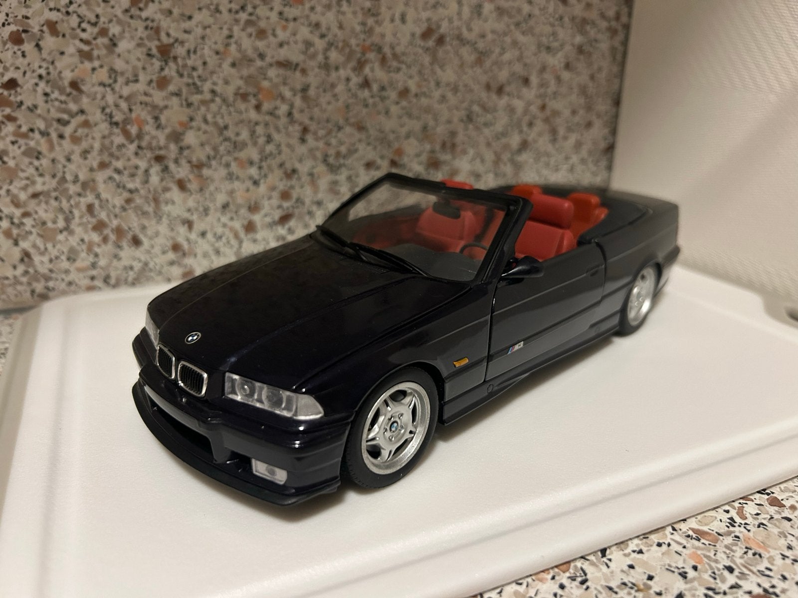 BMW M3 Cabriolet (E36) techno violet, Hobby en Vrije tijd, Modelauto's | 1:18, Verzenden, Zo goed als nieuw, Auto, UT Models