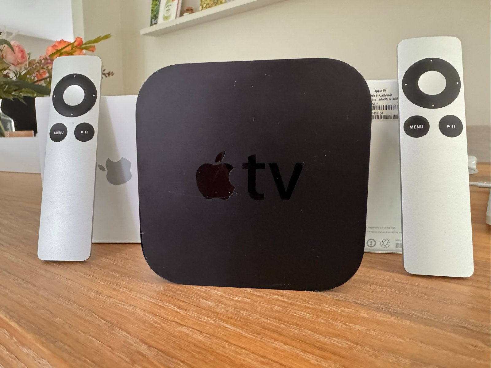 Apple TV model 1469 met twee afstandsbedieningen, Ophalen of Verzenden, Gebruikt, HDMI, Zonder harde schijf