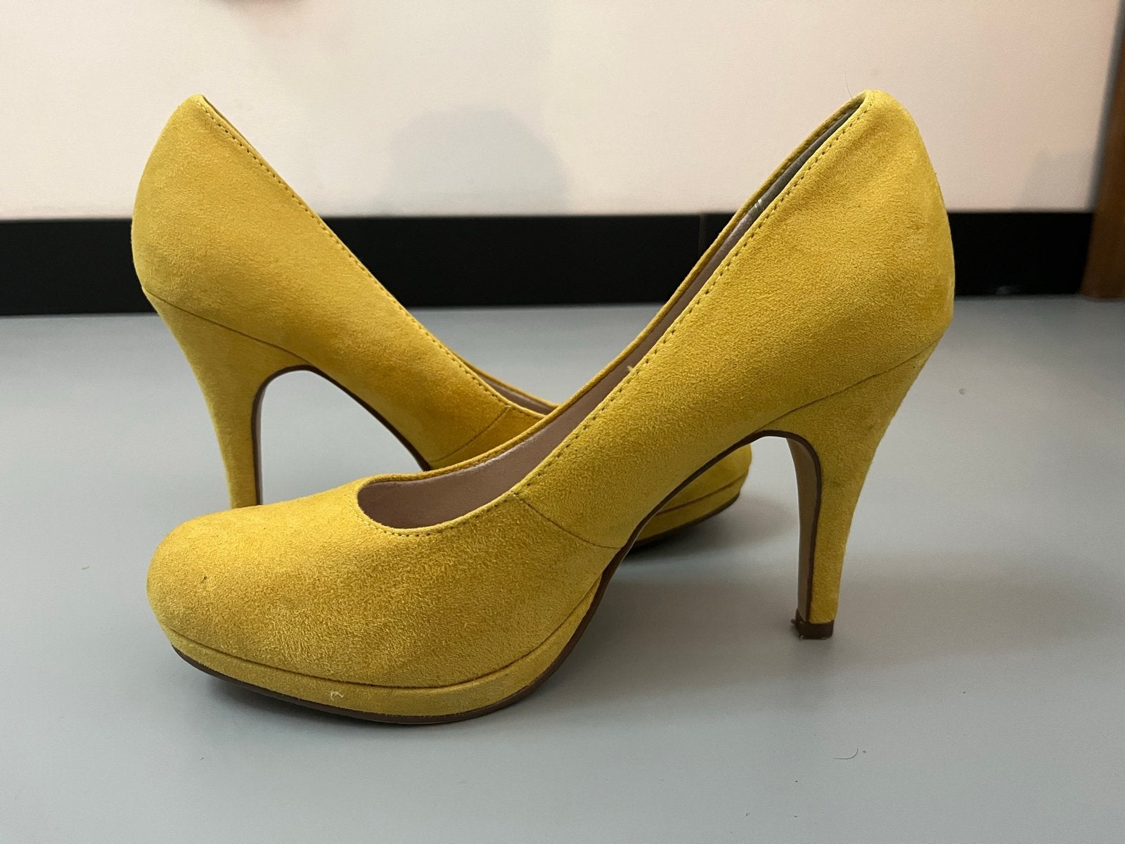Tamaris Gele Pumps - Maat 38, Ophalen of Verzenden, Zo goed als nieuw, Geel, Pumps