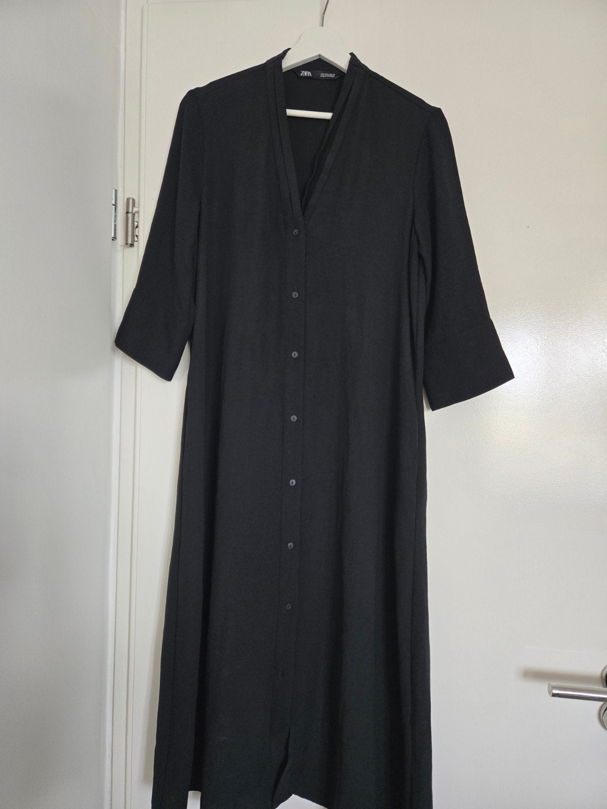 Zara Zwarte Midi Jurk met Knoopsluiting en Witte Strik, Ophalen of Verzenden, Zo goed als nieuw, Knielengte, Maat 36 (S)