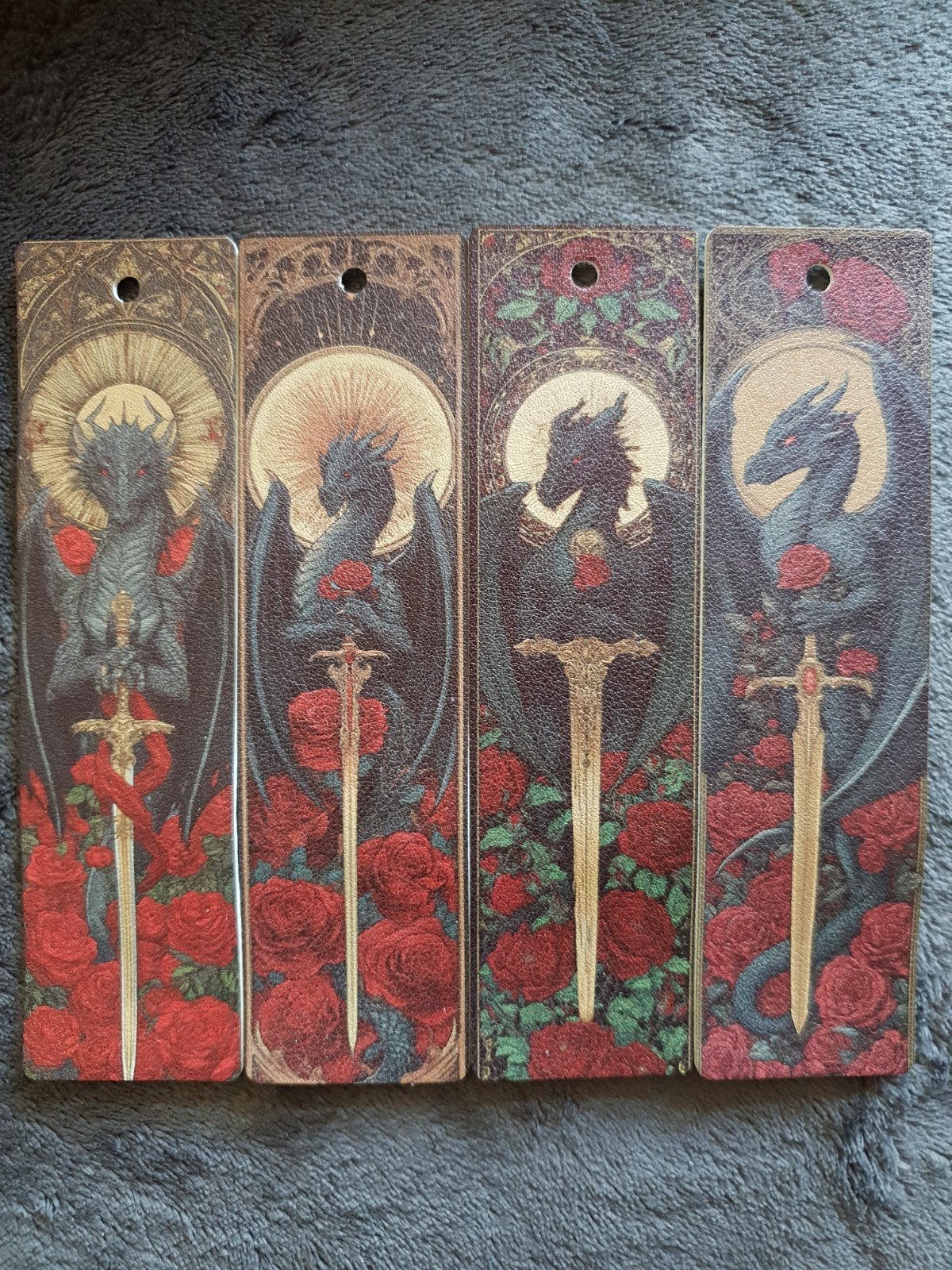 Imitatie leren bladwijzers - draken met rozen en zwaard, Verzamelen, Ophalen of Verzenden, Zo goed als nieuw, Overige onderwerpen