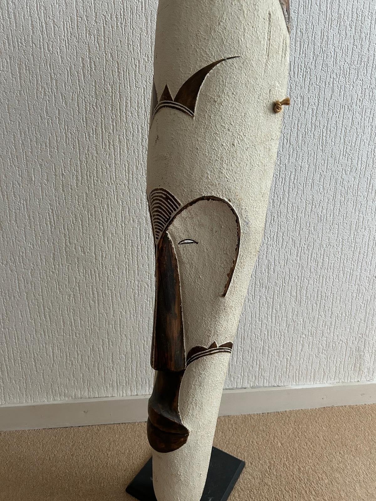 Afrikaans masker op standaard, handgesneden hout, Afrika, Masker, Meerkleurig, Gesneden