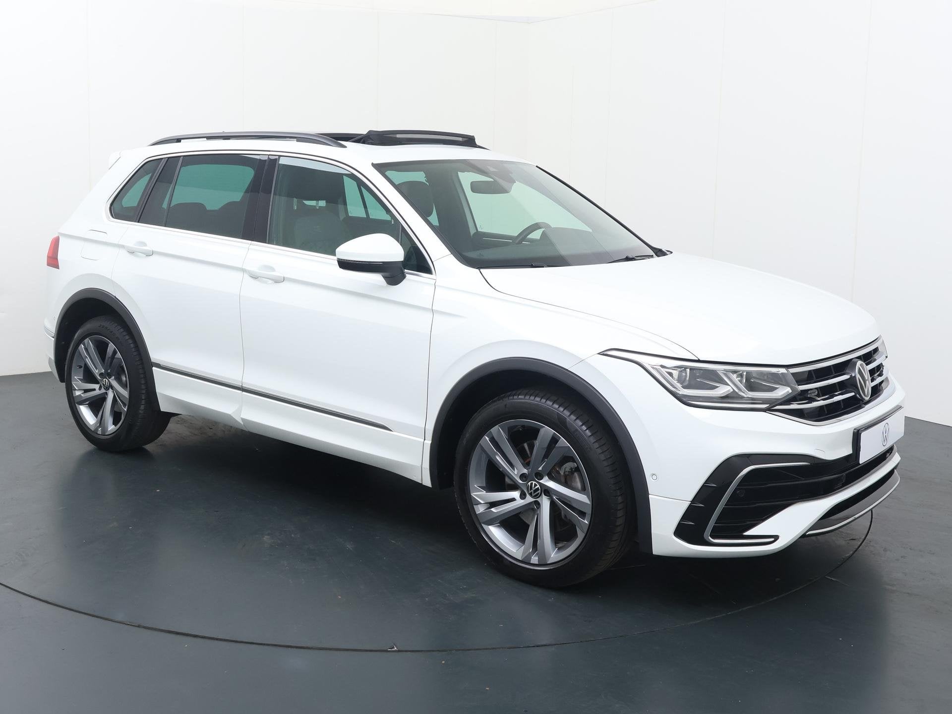 Volkswagen Tiguan 1.4 TSI eHybrid R-Line Business+ | 245 PK, Auto's, Stof, Euro 6, 4 cilinders, Wit