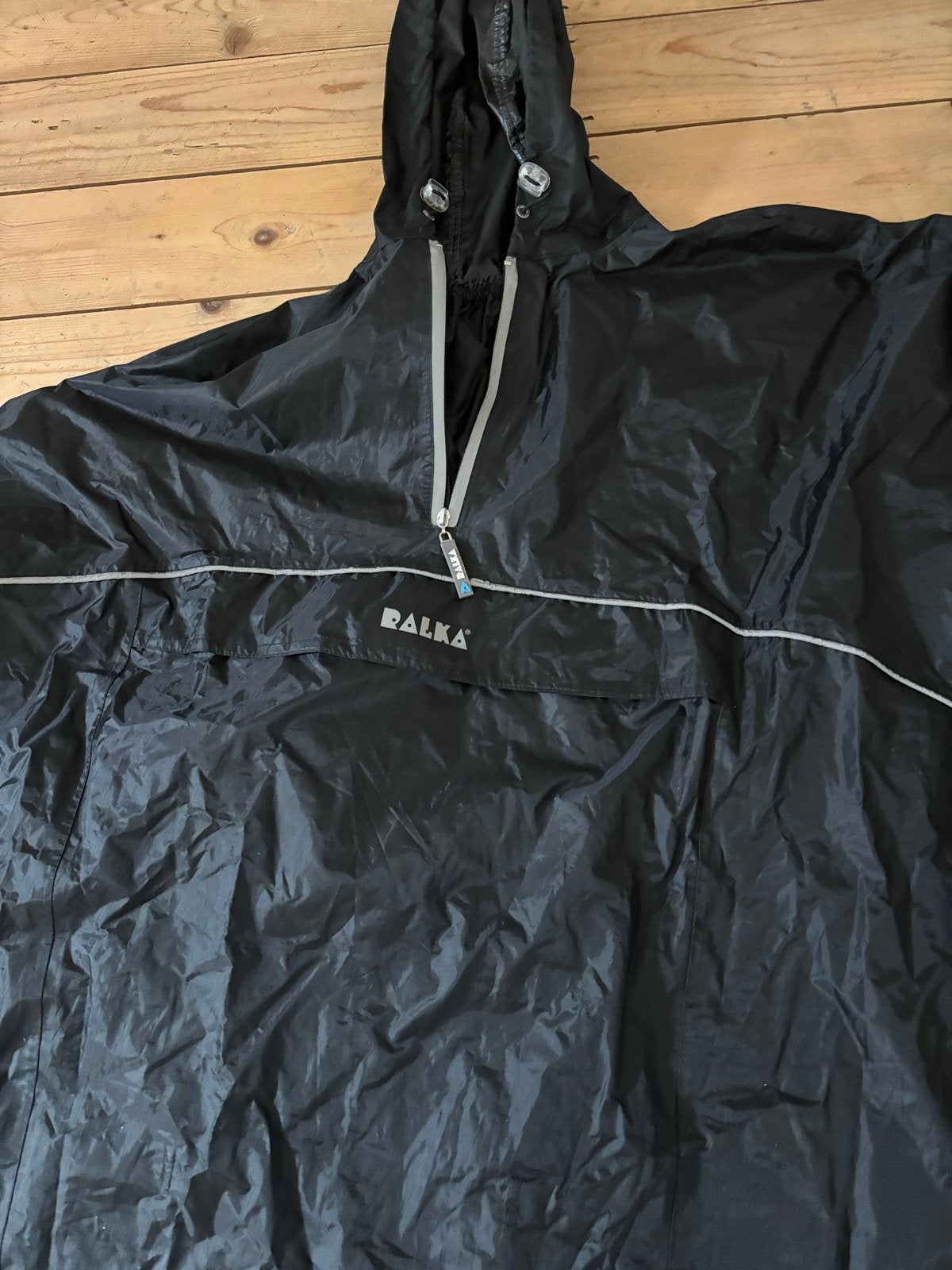 Zwarte regenponcho van Ralka - Zo goed als nieuw, Caravans en Kamperen, Regenkleding, Ophalen of Verzenden, Zo goed als nieuw