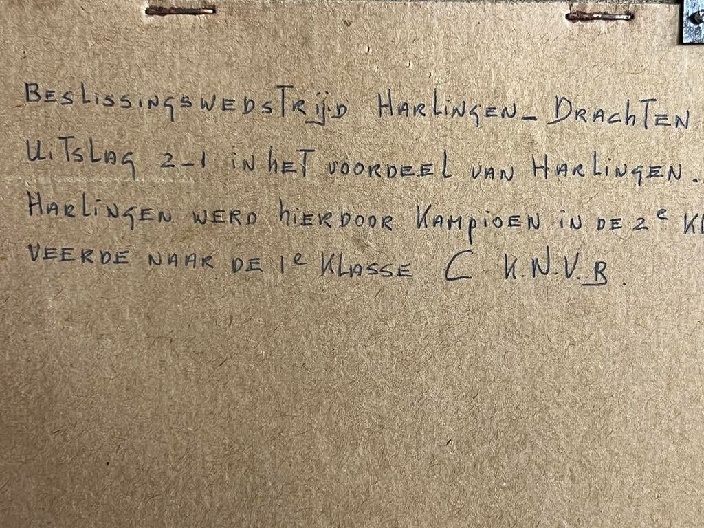 OUDE FOTO INGELIJST 1962-1963 VOETBAL HARLINGEN - DRACHTEN, Ophalen of Verzenden, 1960 tot 1980, Gebruikt, Overige onderwerpen