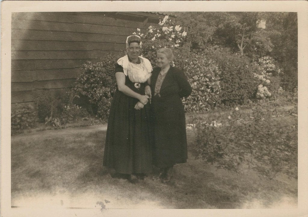 klederdracht foto mw. Minderhoud Domburg ca. 1940, Gebruikt, Foto, Klederdracht, Ophalen of Verzenden