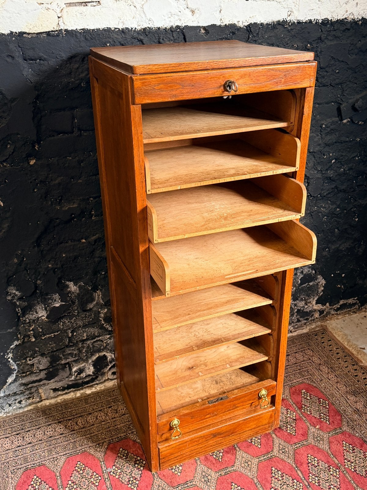 Vintage antieke roldeurkast hoog model houten lades met slot, Ophalen