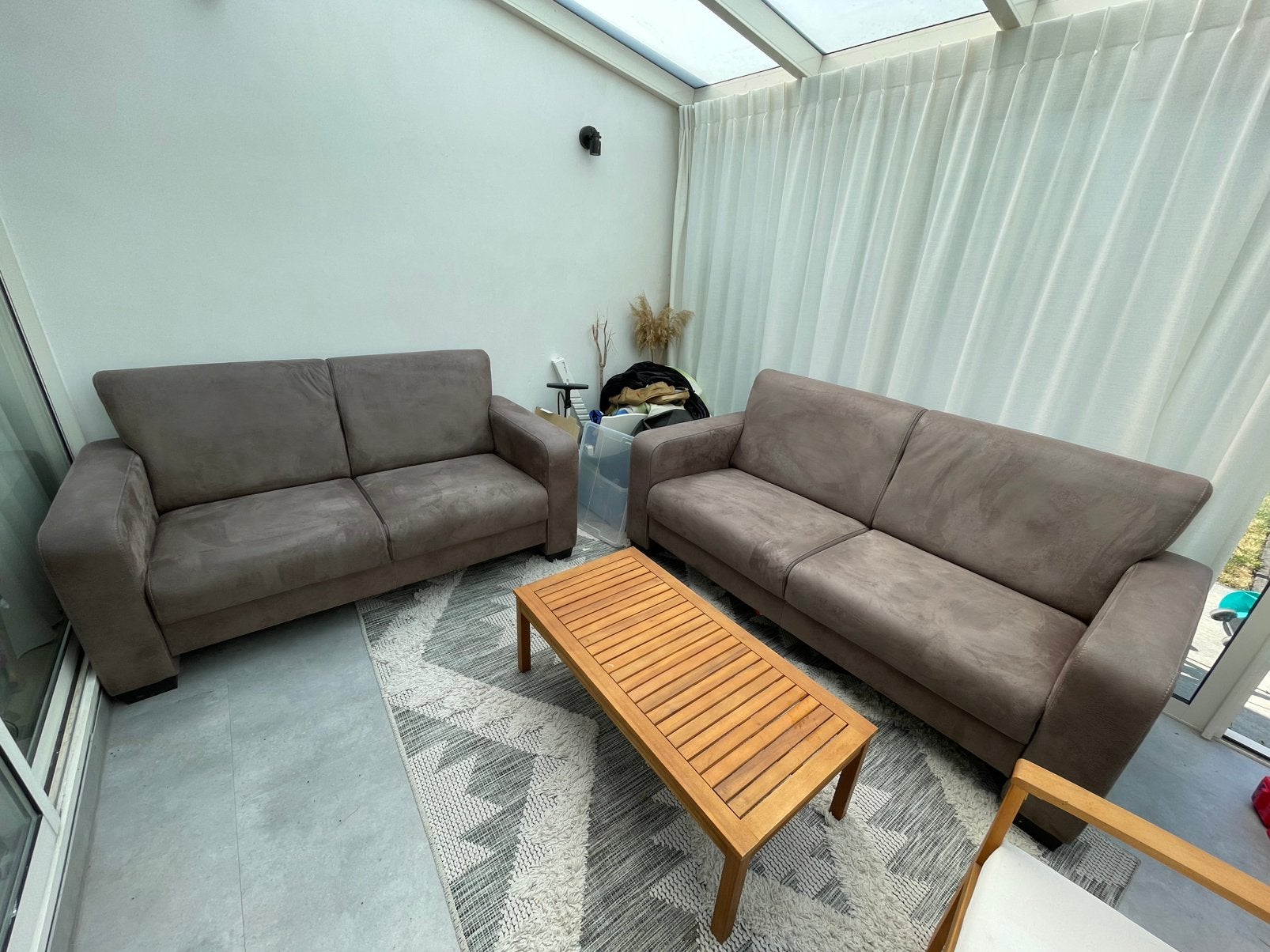 Taupe suede leren banken, Ophalen, 150 tot 200 cm, Zo goed als nieuw, Rechte bank