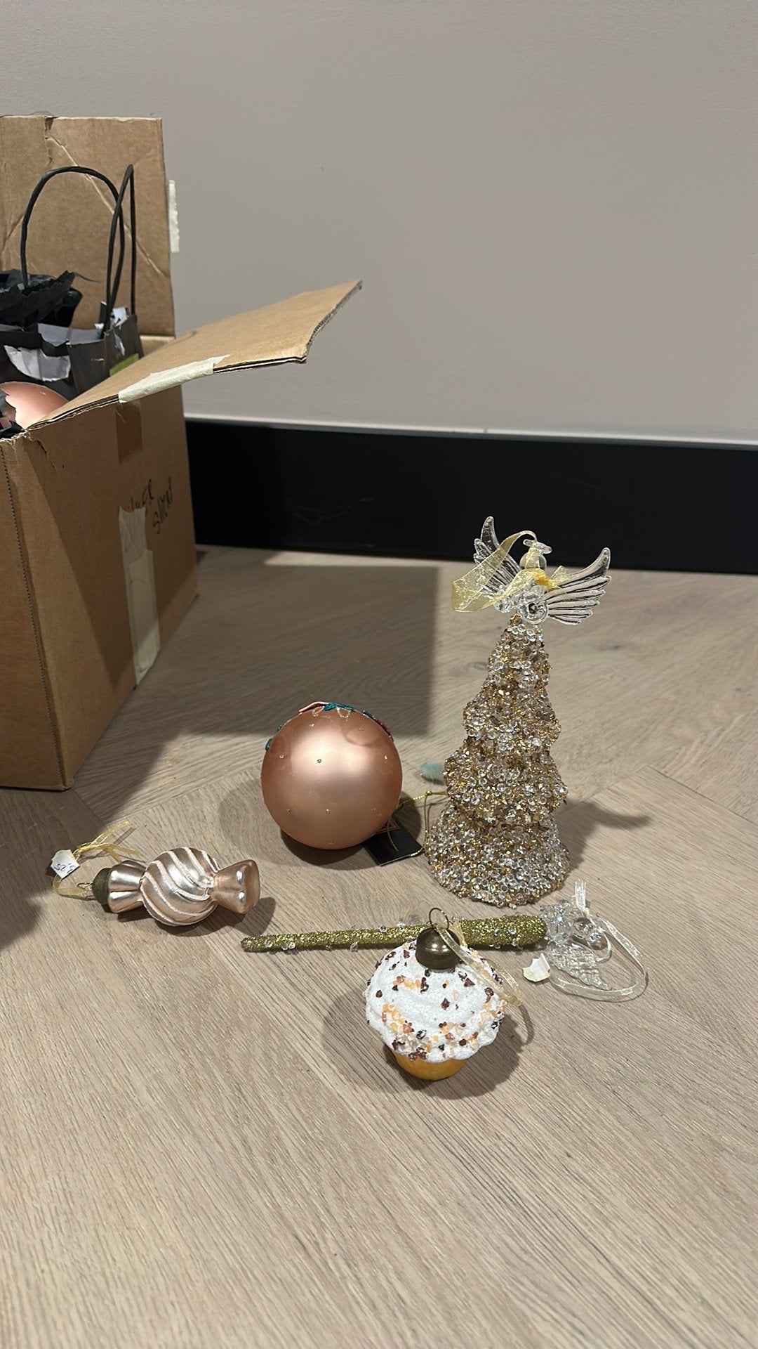 Doos diverse glazen en plastic kerstballen, Ophalen, Nieuw