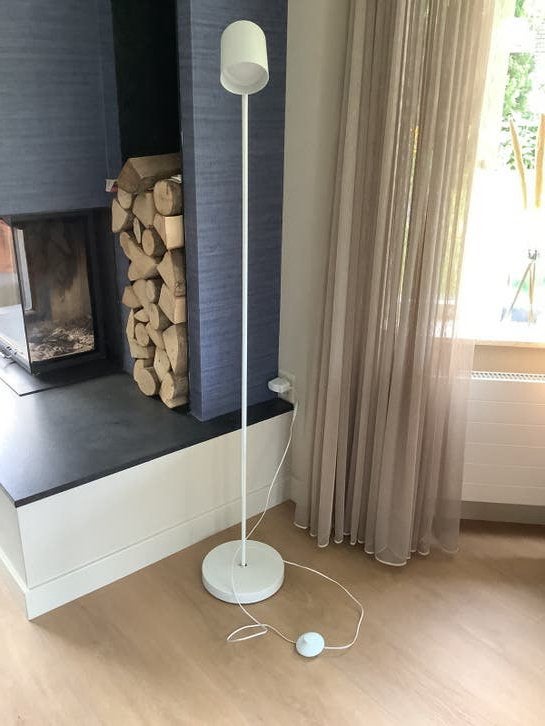 Staande witte lamp modern en strak, Modern design, 100 tot 150 cm, Ophalen of Verzenden, Zo goed als nieuw
