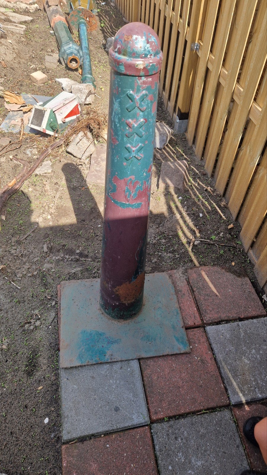 Authentieke Amsterdamse paal met XXX-logo, Ophalen