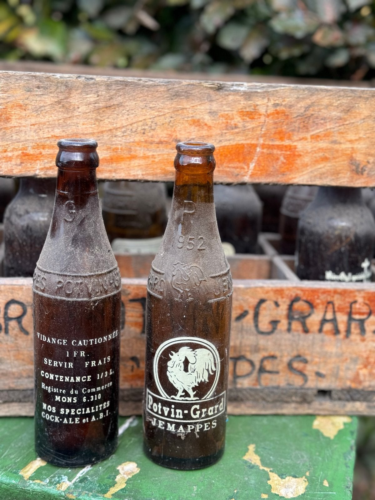 Vintage houten krat met originele Potvin Grard flesjes, Ophalen