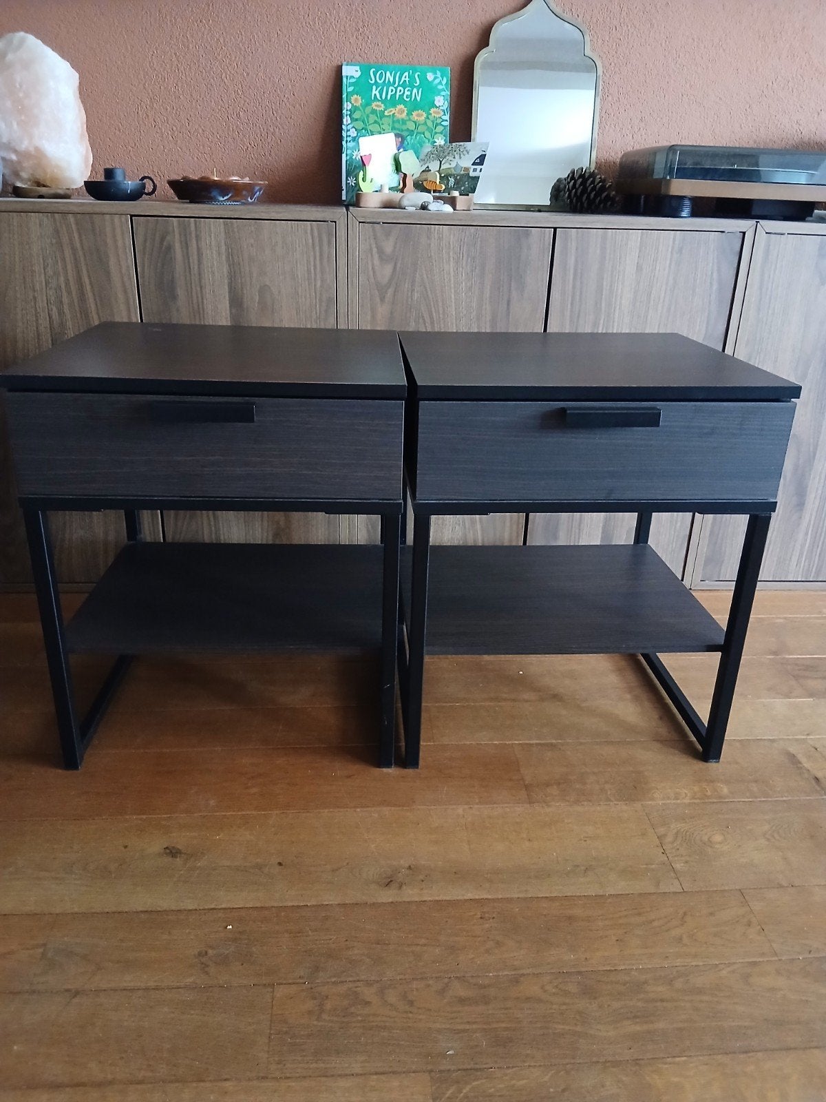 Ikea Trysil nachtkastjes bruin met lade en plank (set van 2), Gebruikt, Ophalen of Verzenden, 45 tot 65 cm, Minder dan 55 cm