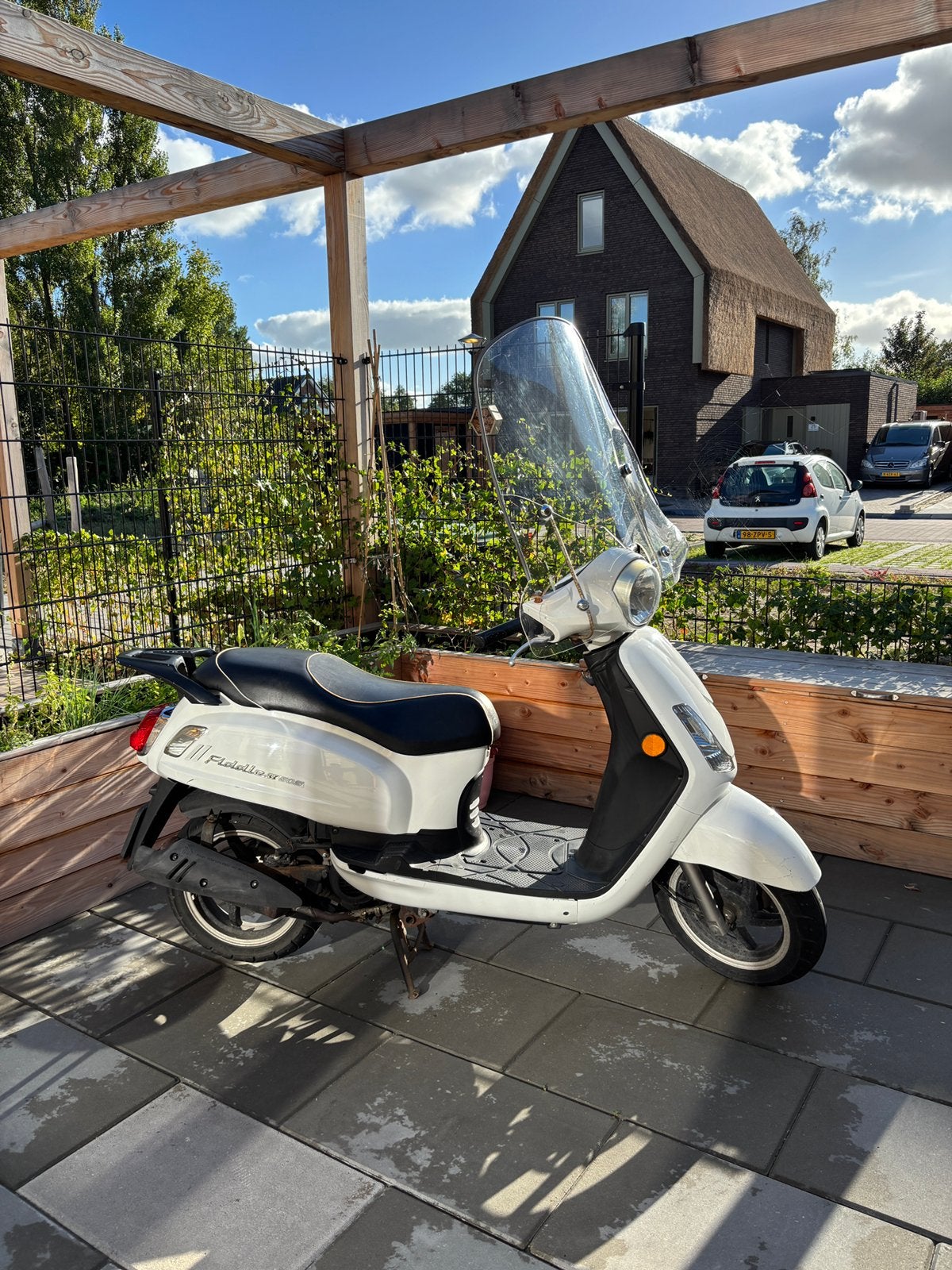 SYM fiddle II (2018) - witte snorscooter 25km/u, Ophalen, Gebruikt, Benzine, Fiddle
