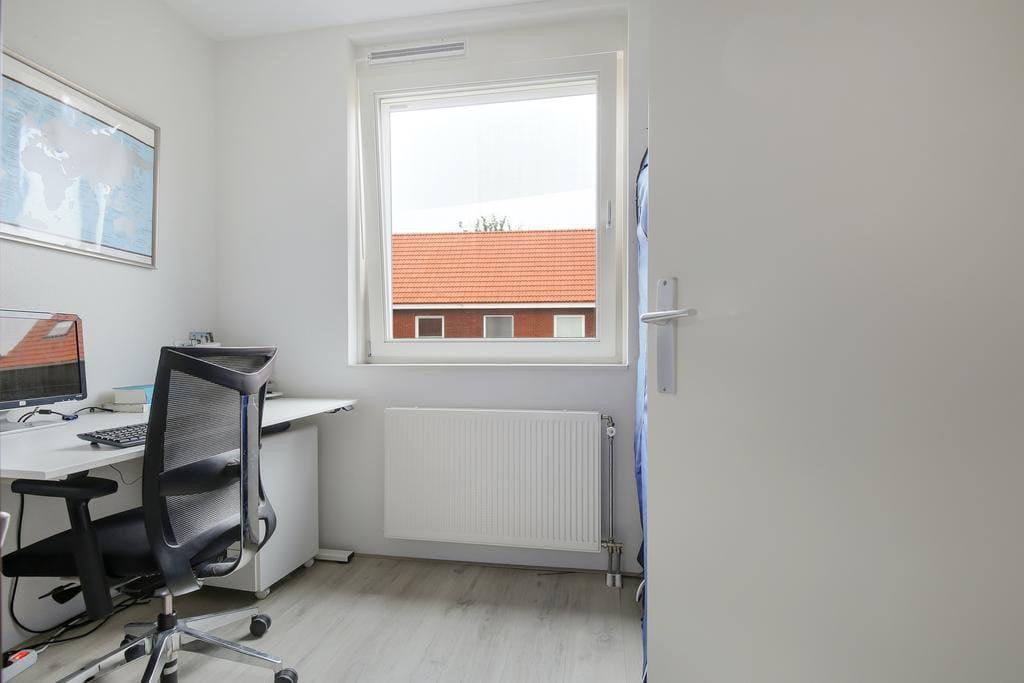 NEW LISTING // Zaandam – Rosmolenbuurt West  Tolstraat 6, Huizen en Kamers