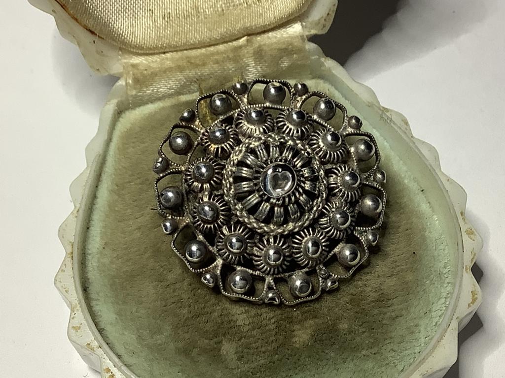 ANTIEKE ZEEUWSE ZILVER KLEDERDRACHT BROCHE VAN CIRCA 1900, Sieraden, Tassen en Uiterlijk, Antieke sieraden, Verzenden, Zilver
