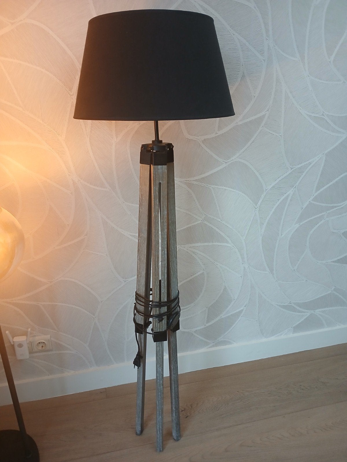 Staande lamp met zwarte kap en houten driepoot, Ophalen, Modern, Scandinavisch, 100 tot 150 cm, E27 (groot)