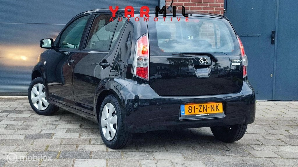 Daihatsu Sirion 2 1.0-12V Premium 5 DRS NAP LAGE KMSTAND, Auto's, Gebruikt, Zwart, Bedrijf, Handgeschakeld