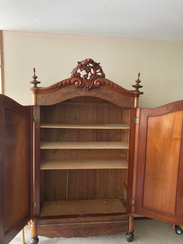 Antieke noten houten kast met houtsnijwerk, Antiek en Kunst, Ophalen