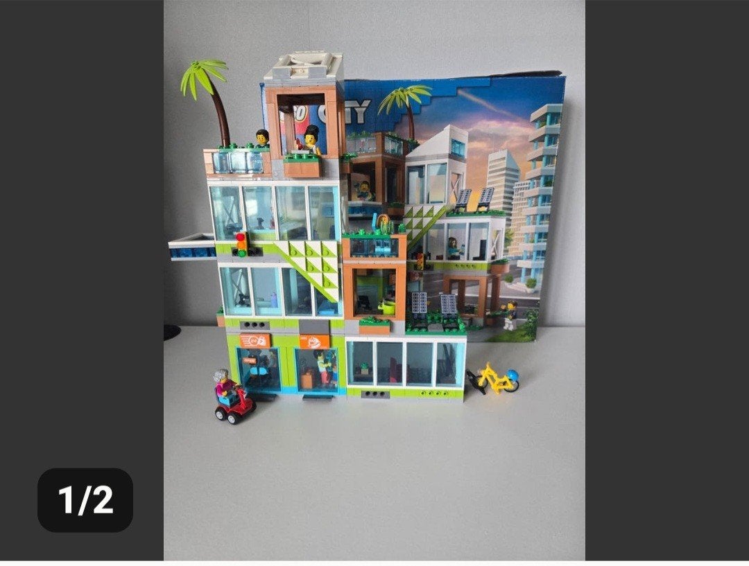 LEGO City 60365 Modern Huis met Winkels, Ophalen