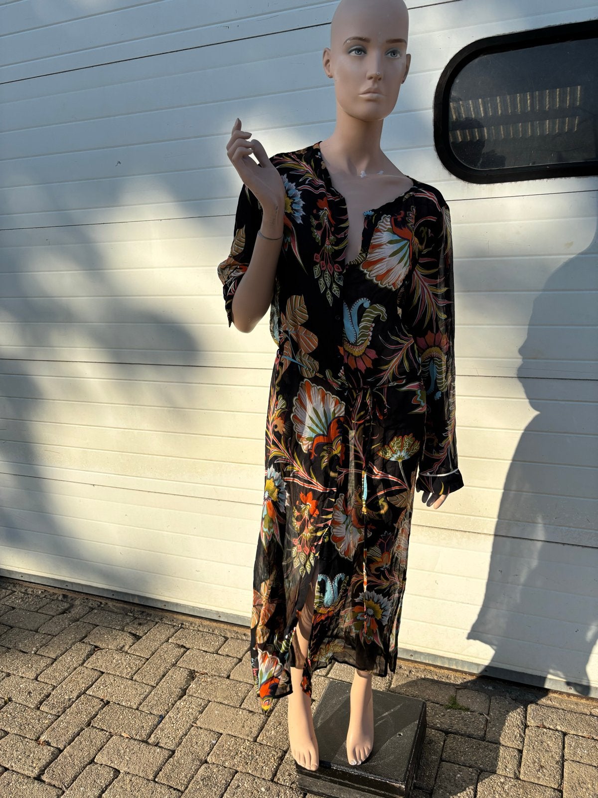 Josephine & Co Zwarte Jurk met Kleurrijke Print, Meerkleurig, Maat 42/44 (L), Ophalen of Verzenden, Zo goed als nieuw