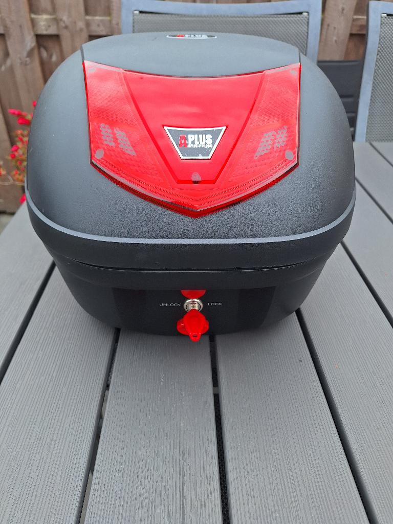 Scooter Aplus Topkoffer Luxe 28 ltr Zwart. Gebruikt., Fietsen en Brommers, Brommeronderdelen | Scooters, Ophalen, Gebruikt, Overige typen