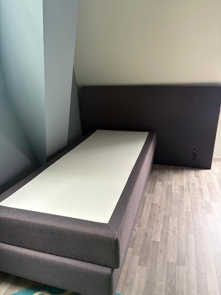 Twee persoons boxspring met bijpassende nachtkastje, Ophalen, Gebruikt, 210 cm, Tweepersoons