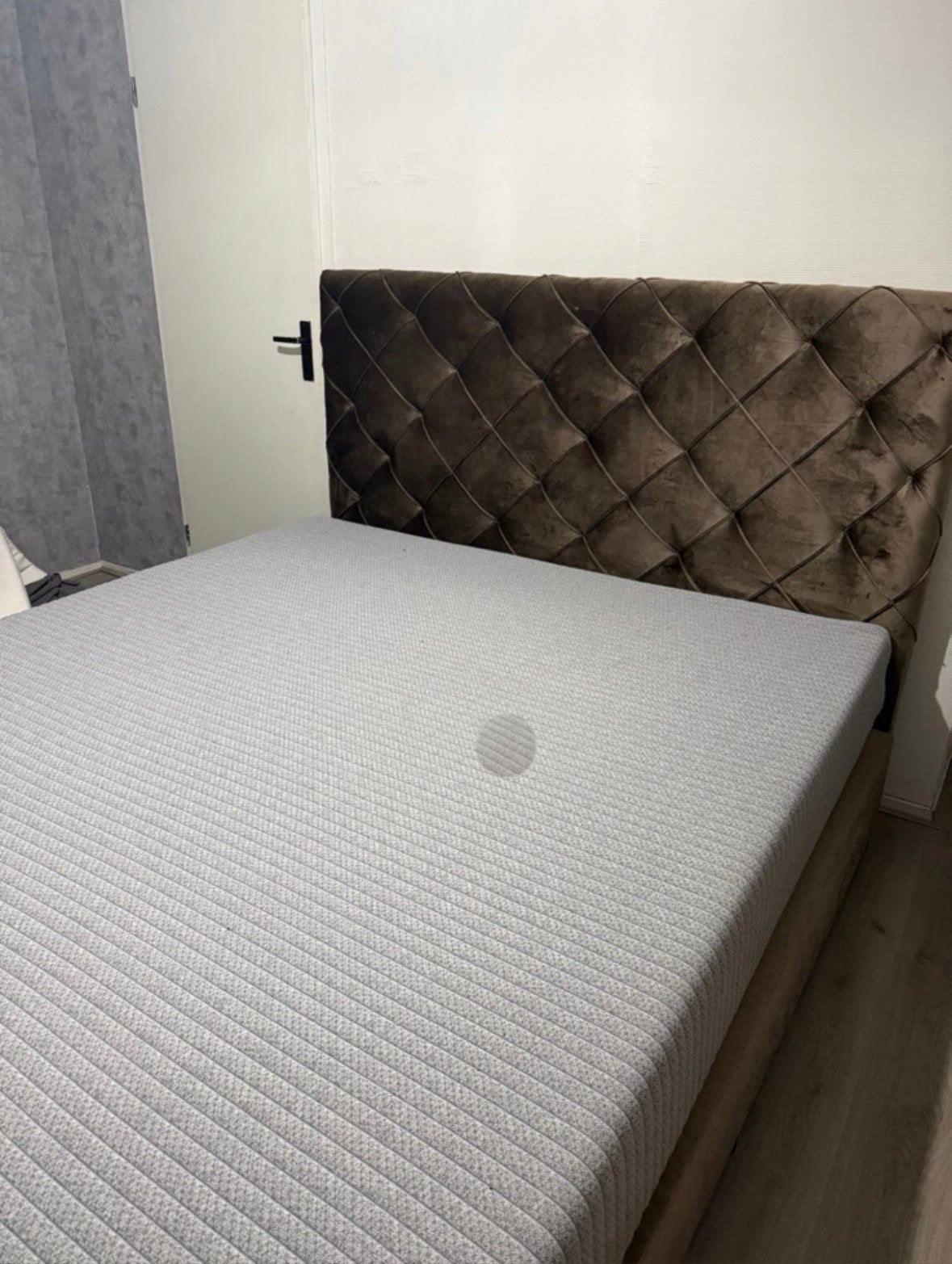 Boxspring 180 x 200 cm – Donkerbruin – Inclusief Matras, Ophalen, Bruin, Tweepersoons, Zo goed als nieuw