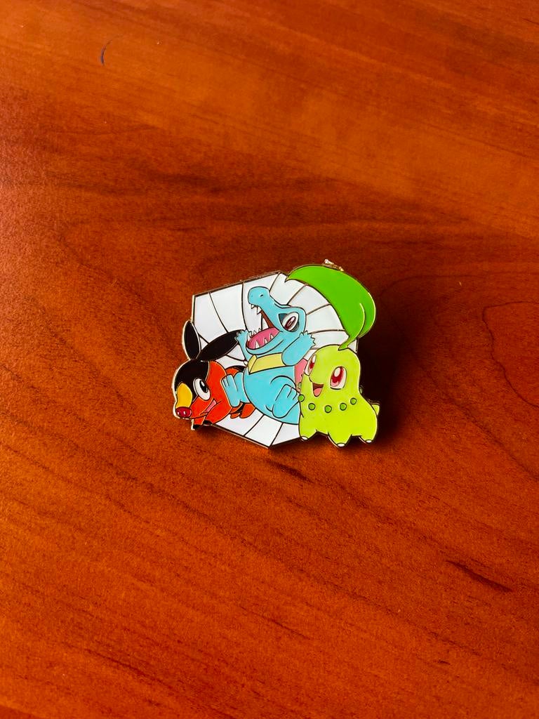 Pokémon Deluxe Ascended Heroes Pin: Tepig, Totodile, Chikori, Hobby en Vrije tijd, Verzamelkaartspellen | Pokémon, Zo goed als nieuw
