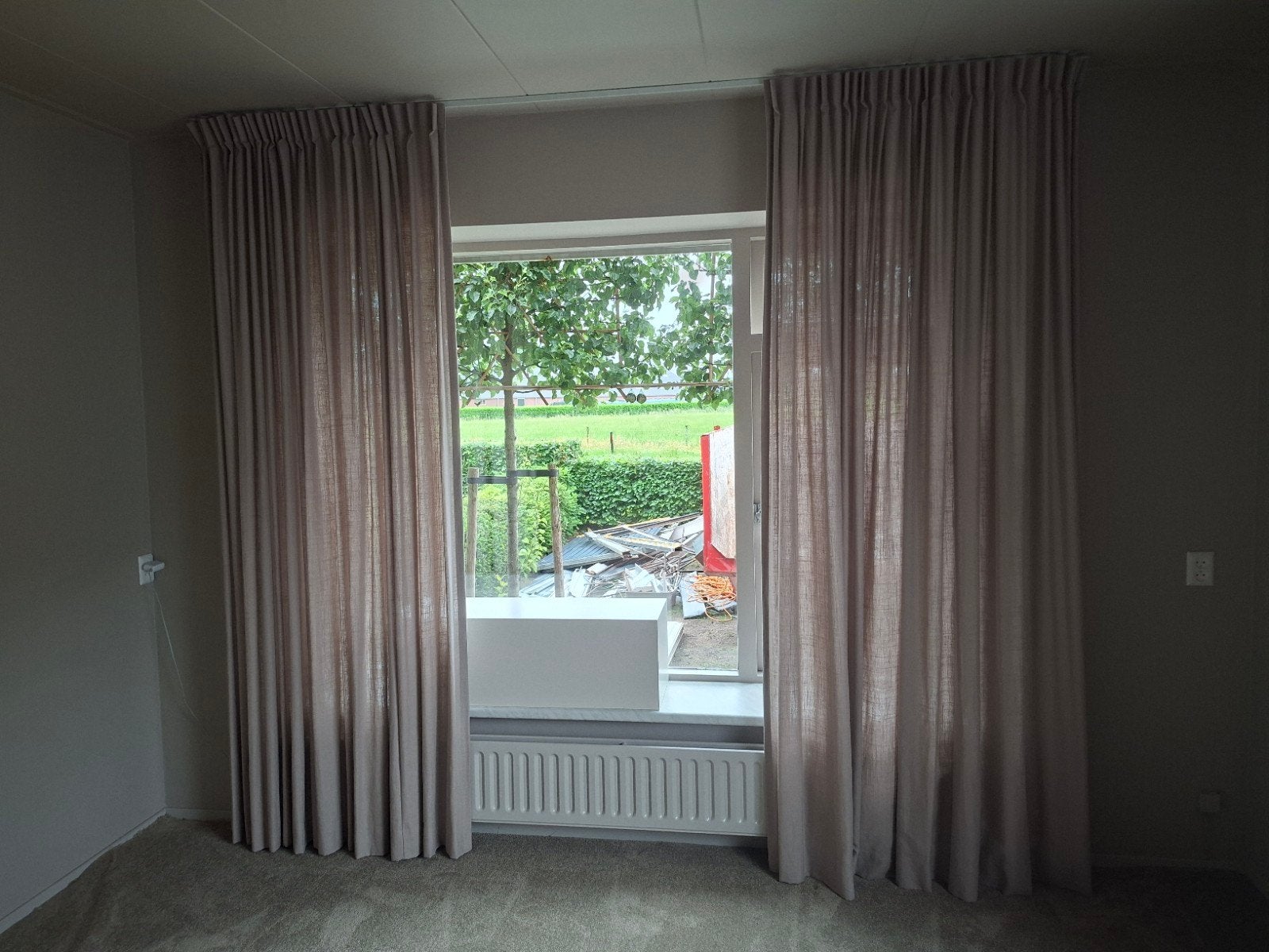 Beige gordijnen, Huis en Inrichting, Stoffering | Gordijnen en Lamellen, 200 cm of meer, Beige, Ophalen of Verzenden, Zo goed als nieuw