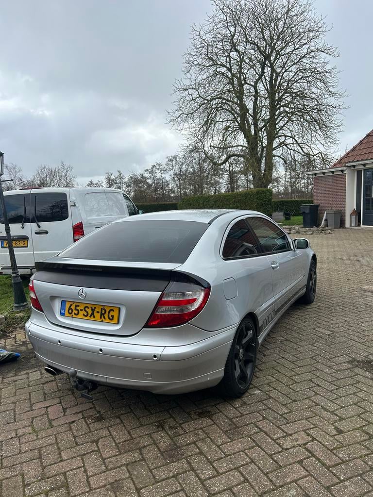 Mercedes-Benz C-Klasse 1.8 C160 Sportcoupe AUT 2006 Grijs, Auto's, Mercedes-Benz, 4 cilinders, 4 stoelen, 1796 cc, 122 pk