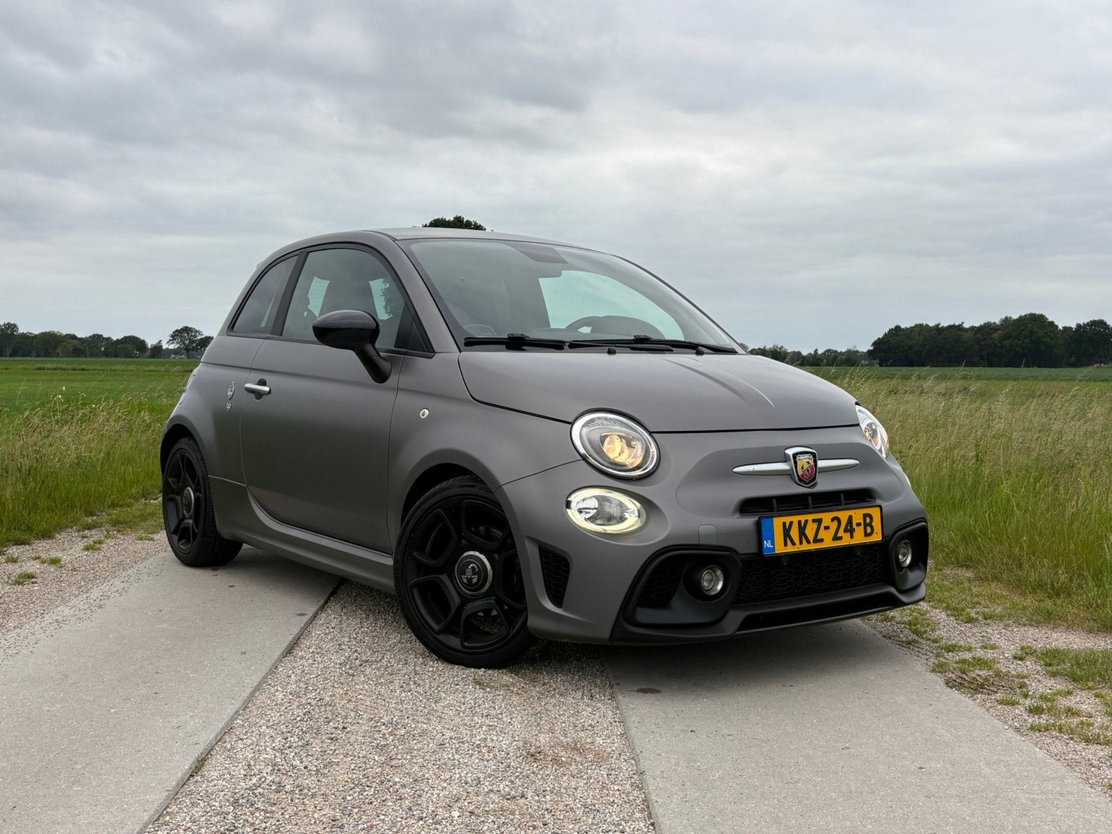 Abarth 595 - Pista - Grigio Opaco - 163 pk - zeer mooi, Auto's, Abarth, Voorwielaandrijving, Stof, Parkeersensor, 163 pk