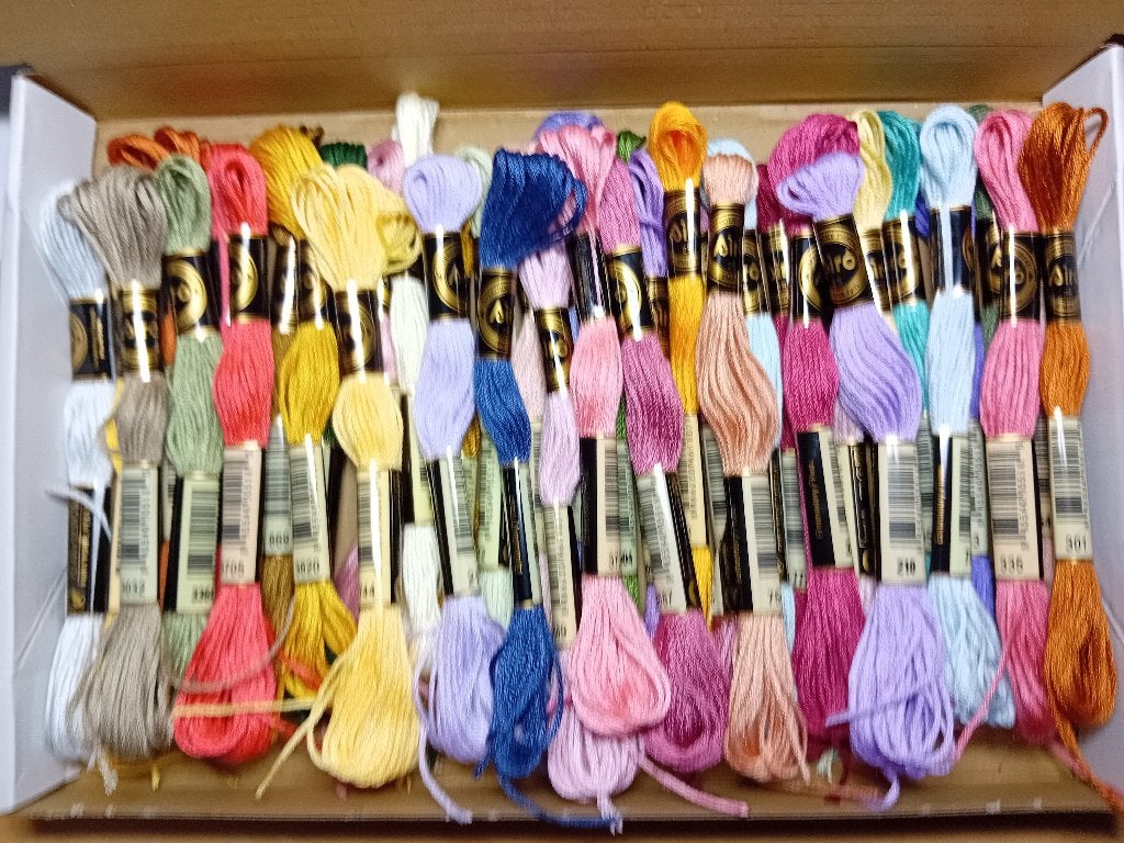 40 verschillende strengen hoogwaardige borduurgaren (01)., Hobby en Vrije tijd, Verzenden, Nieuw, Handborduren, Borduurgaren of Zijde