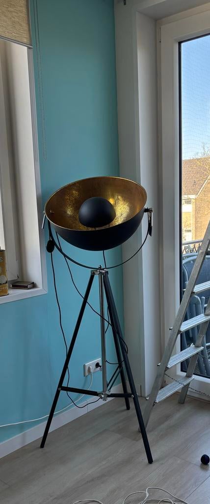 Stalamp Sunrise - Moderne Vloerlamp met Gouden Binnenkant, Huis en Inrichting, Lampen | Vloerlampen, Ophalen, Gebruikt, Metaal