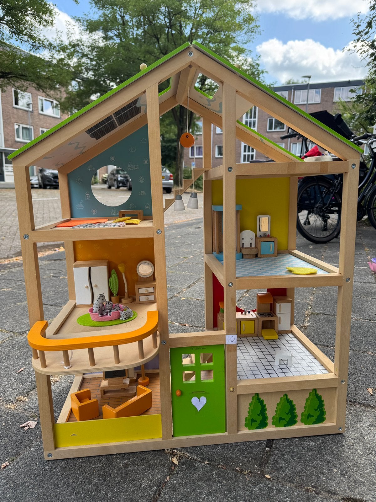 Houten poppenhuis met meubels., Kinderen en Baby's, Speelgoed | Poppenhuizen, Ophalen, Gebruikt, Poppenhuis