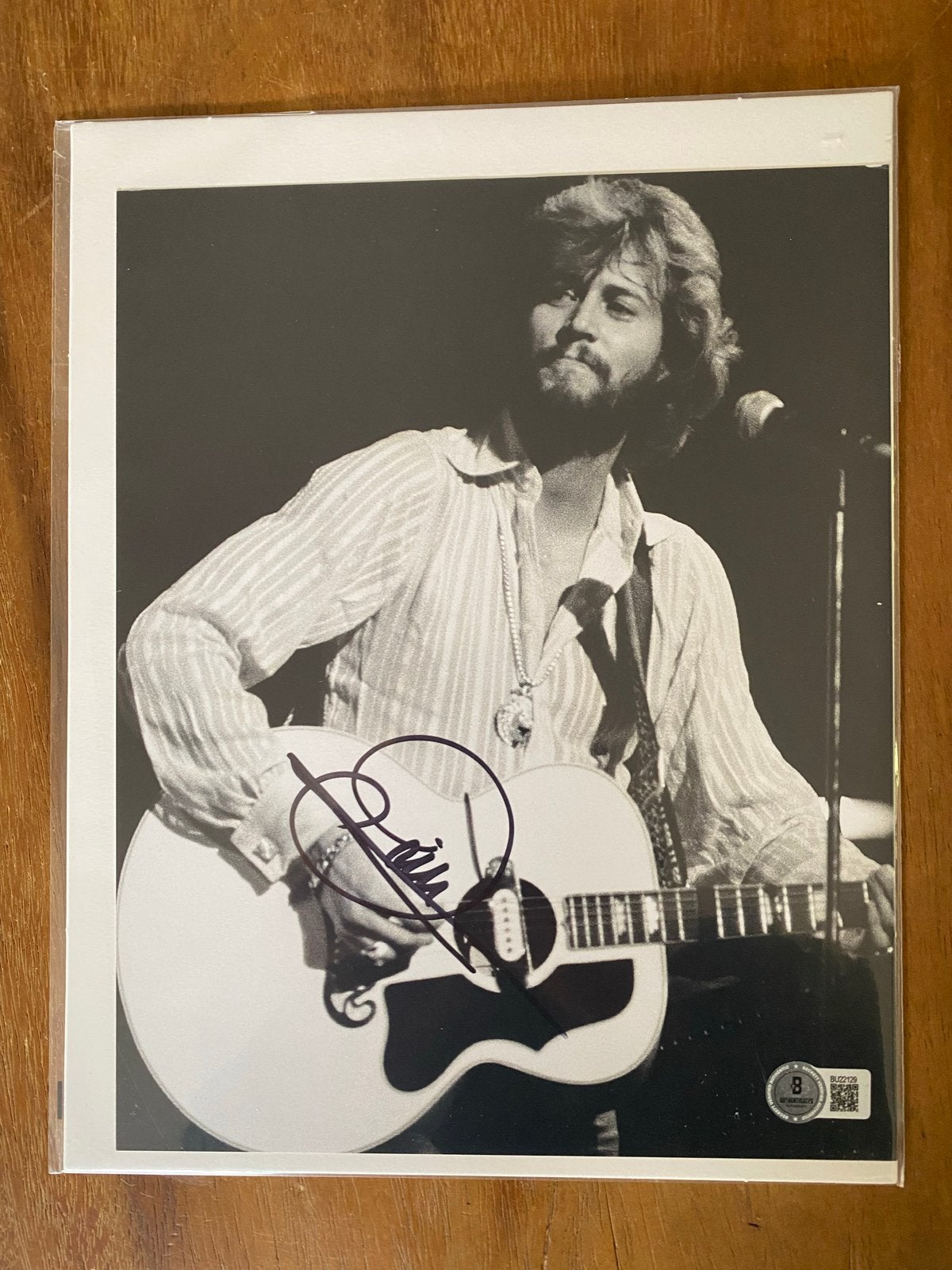 Barry Gibb Gesigneerde Foto met Echtheidscertificaat, Ophalen of Verzenden, Zo goed als nieuw, Foto of Kaart, Gesigneerd