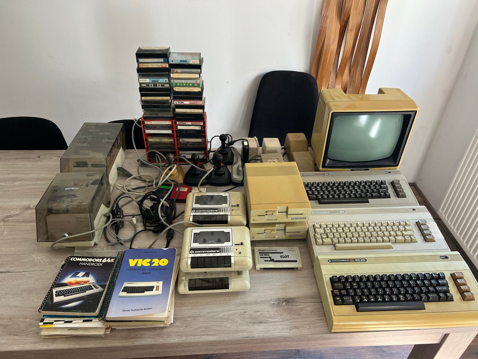 Zoldervondst Commodore 64 en VIC 20 met veel accessoires., Ophalen