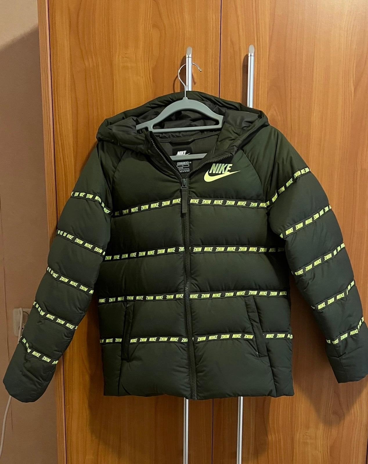 Nike Puffer Jas - Groen met Gele Details voor kinderen, Ophalen of Verzenden, Zo goed als nieuw, Maat 38/40 (M), Groen